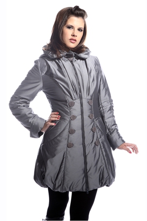 Модное молодежное пальто приталенного силуэта с затяжкой по низу