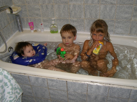 Сестренка купается. Купается в ванной. Дети моются в ванной. Дети купаются в ванне. Дошкольники в ванной.