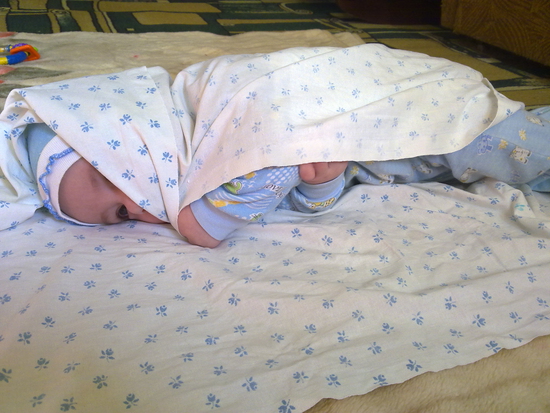 Укрытие детей. Одеяло для ребенка 5 месяцев. Укрывает ребенка одеялом. Накрывать младенца на ночь. Укрывать ребенка одеялом до годика на ночь.