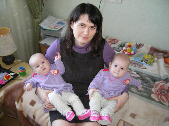 Молодые мамы москвы. Одинокая мама с двойней. Москва мама двойни. Мама для двойняшек опера Волкова.